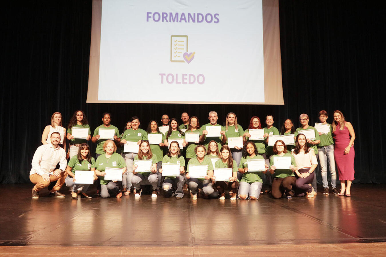 Conclusão do curso ocorreu na tarde desta quarta (3) no Teatro Municipal; profissionais de 18 municípios da 20ª Regional de Saúde marcaram presença