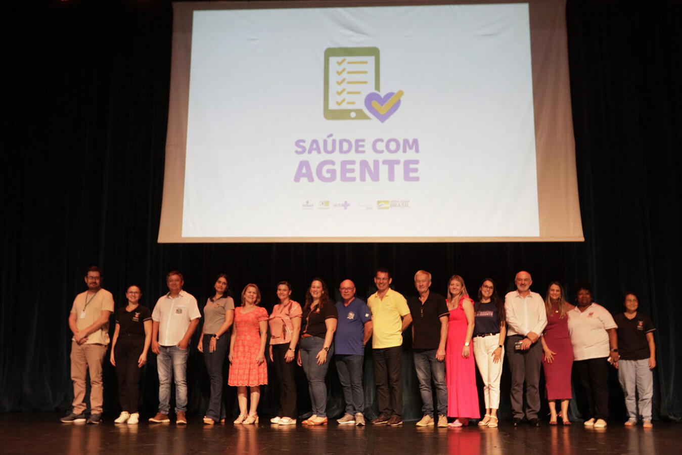 Conclusão do curso ocorreu na tarde desta quarta (3) no Teatro Municipal; profissionais de 18 municípios da 20ª Regional de Saúde marcaram presença