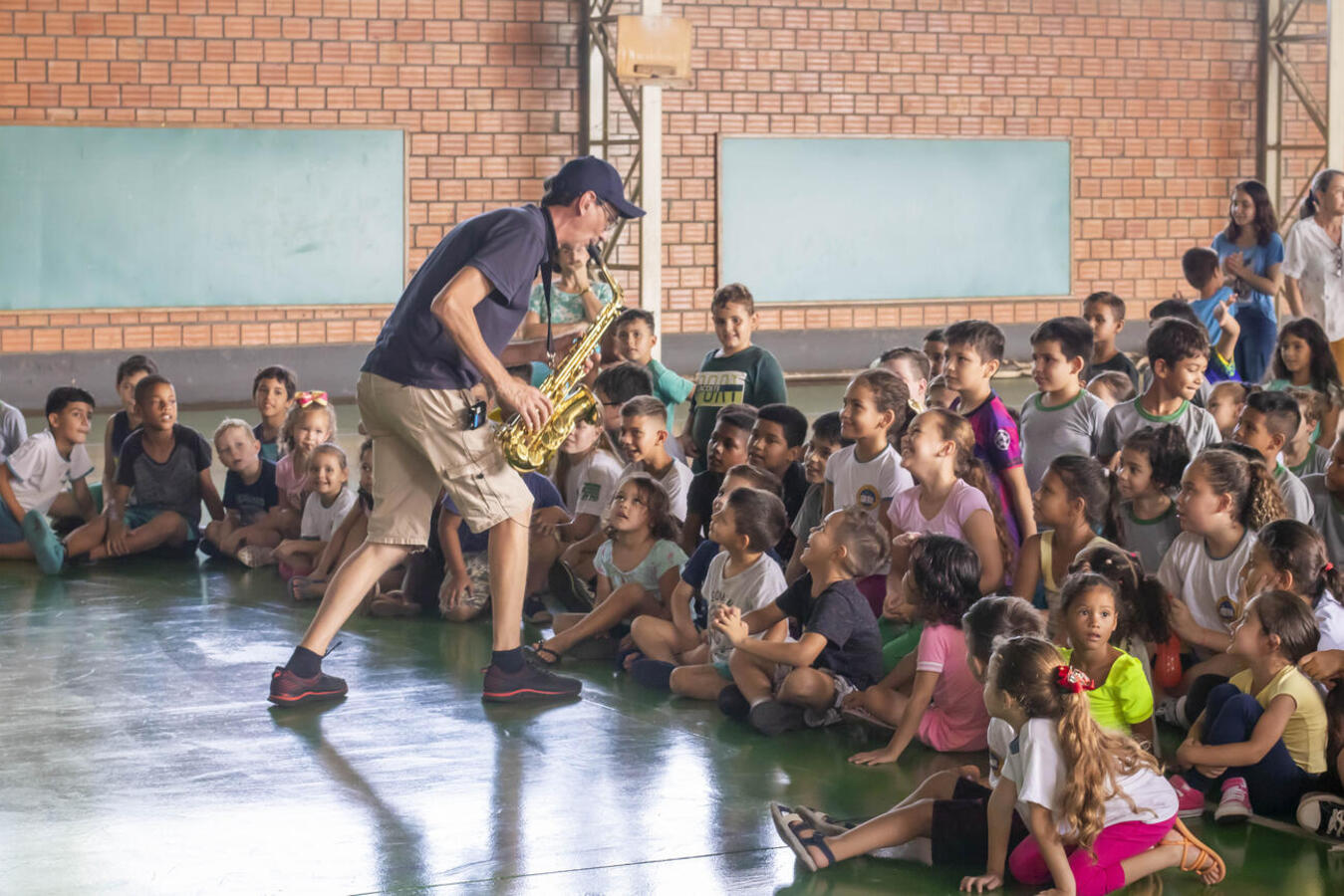 Banda da Casa da Cultura fez shows que divertiram alunos de 5 escolas municipais da cidade e do interior; mais três etapas estão previstas e a próxima será em junho