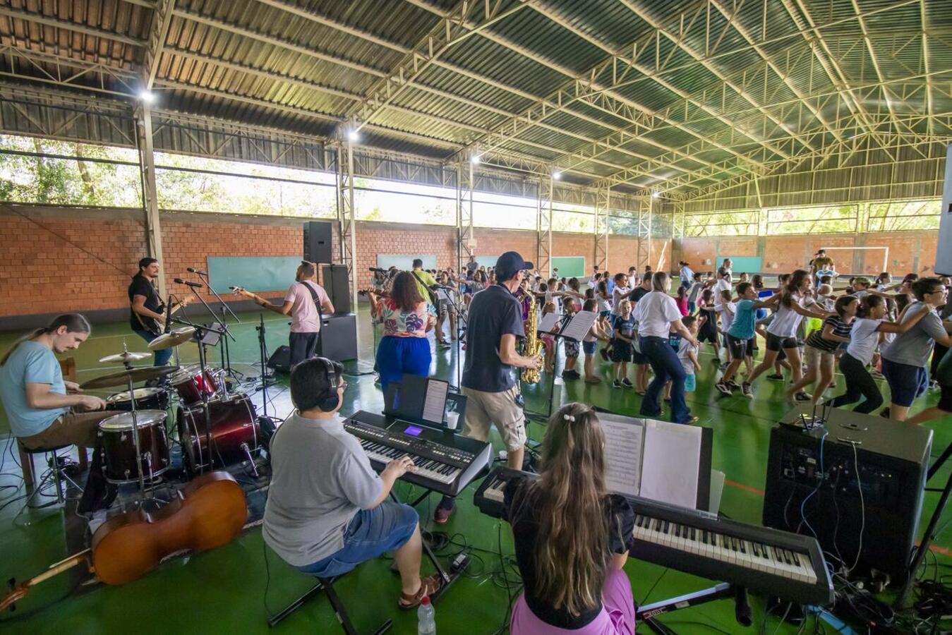 Banda da Casa da Cultura fez shows que divertiram alunos de 5 escolas municipais da cidade e do interior; mais três etapas estão previstas e a próxima será em junho