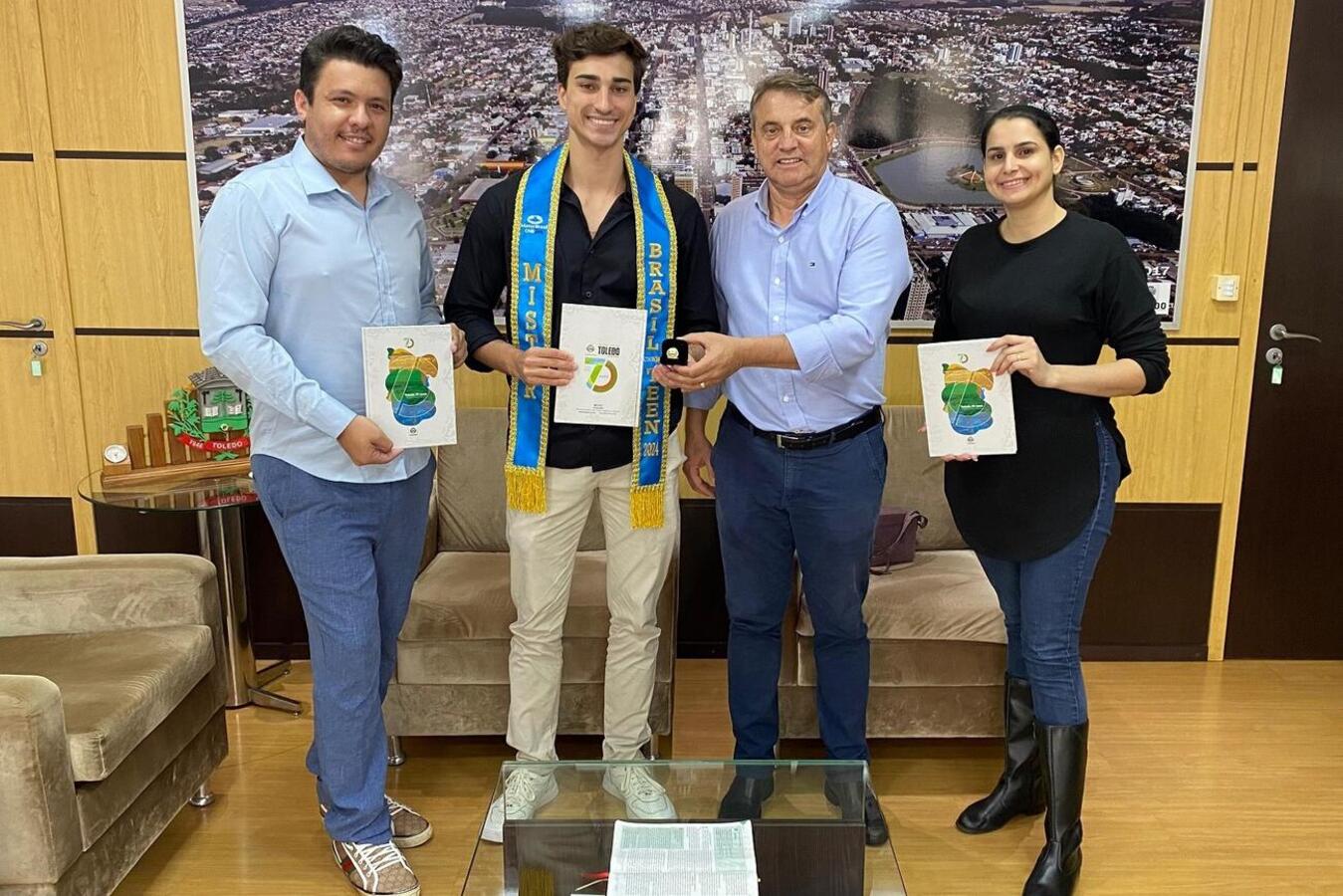 Eduardo Menezes conquistou o título no início do mês em Tramandaí e foi recebido na tarde desta quarta-feira (17) pelo prefeito Beto Lunitti em seu gabinete