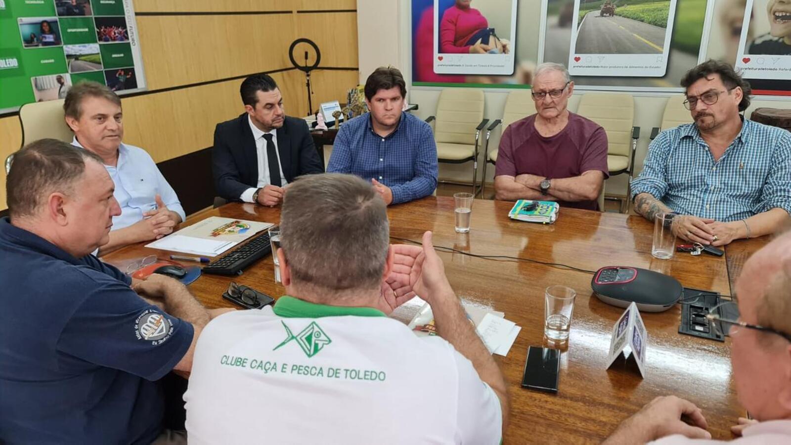 Os diretores do clube Caça e Pesca fizeram a primeira reunião de trabalho do ano para solicitar apoio à tradicional Festa do Porco no Rolete