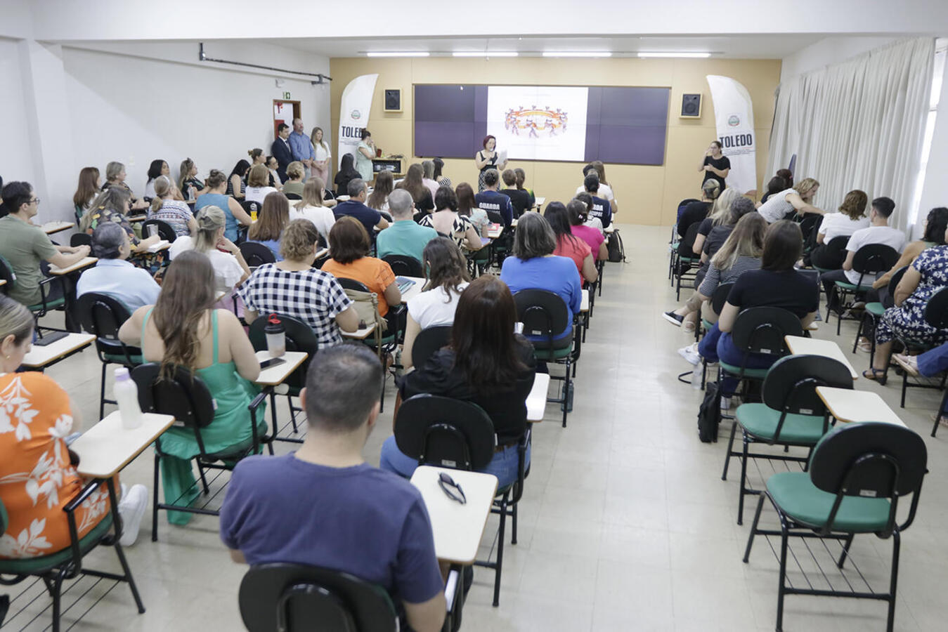 Promovido por intermédio da Escola de Governo, curso é destinado a profissionais que atuam junto à terceira idade; abertura foi na manhã desta quarta-feira (8)