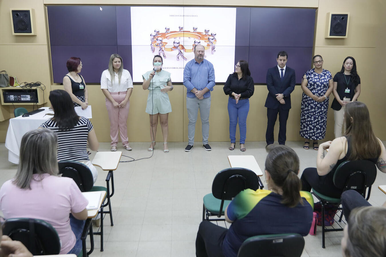 Promovido por intermédio da Escola de Governo, curso é destinado a profissionais que atuam junto à terceira idade; abertura foi na manhã desta quarta-feira (8)