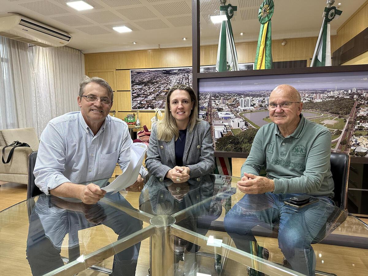 A primeira parcela do 13º salário deve ser liberada junto com o pagamento dos vencimentos do mês, no dia 28 de junho de 2024