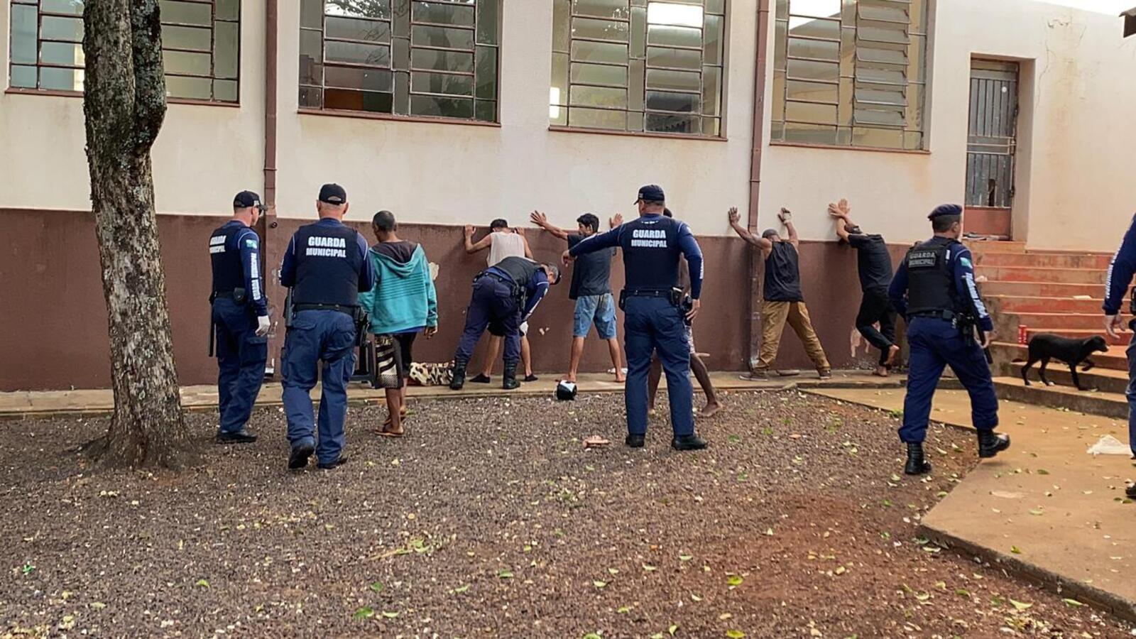 Sete indivíduos foram detidos e encaminhados para a 20ª Subdivisão Policial (SDP) de Toledo por invasão de propriedade