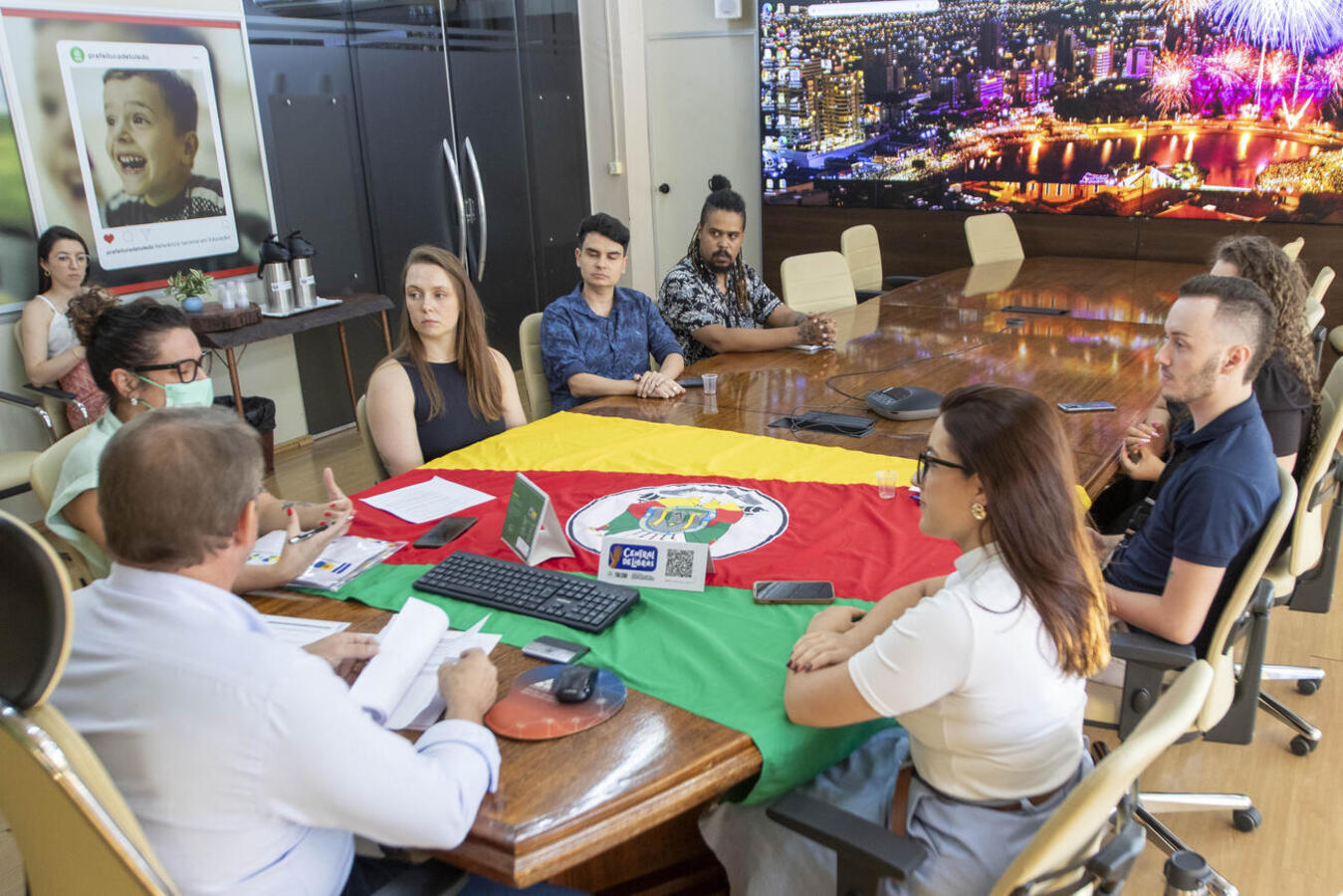 O documento foi assinado pelo prefeito com a presença de jovens que integram o Conselho Municipal da Juventude de Toledo