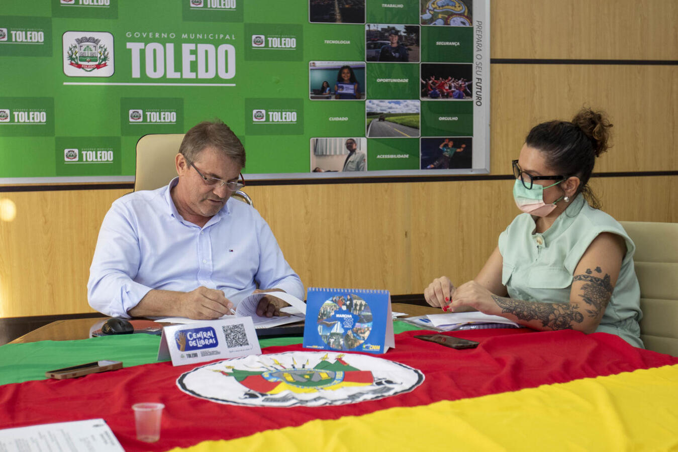 O documento foi assinado pelo prefeito com a presença de jovens que integram o Conselho Municipal da Juventude de Toledo