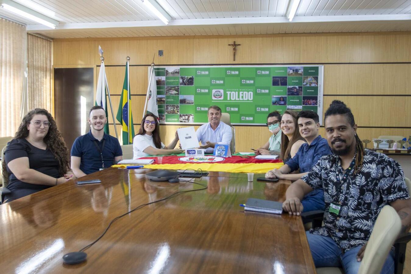 O documento foi assinado pelo prefeito com a presença de jovens que integram o Conselho Municipal da Juventude de Toledo