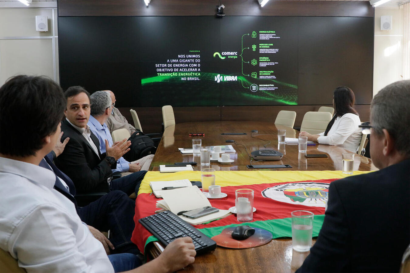 Executivos de controladora do consórcio que cuida da iluminação pública foram recebidos na Sala de Reuniões do Gabinete do Prefeito na manhã desta quinta (16)