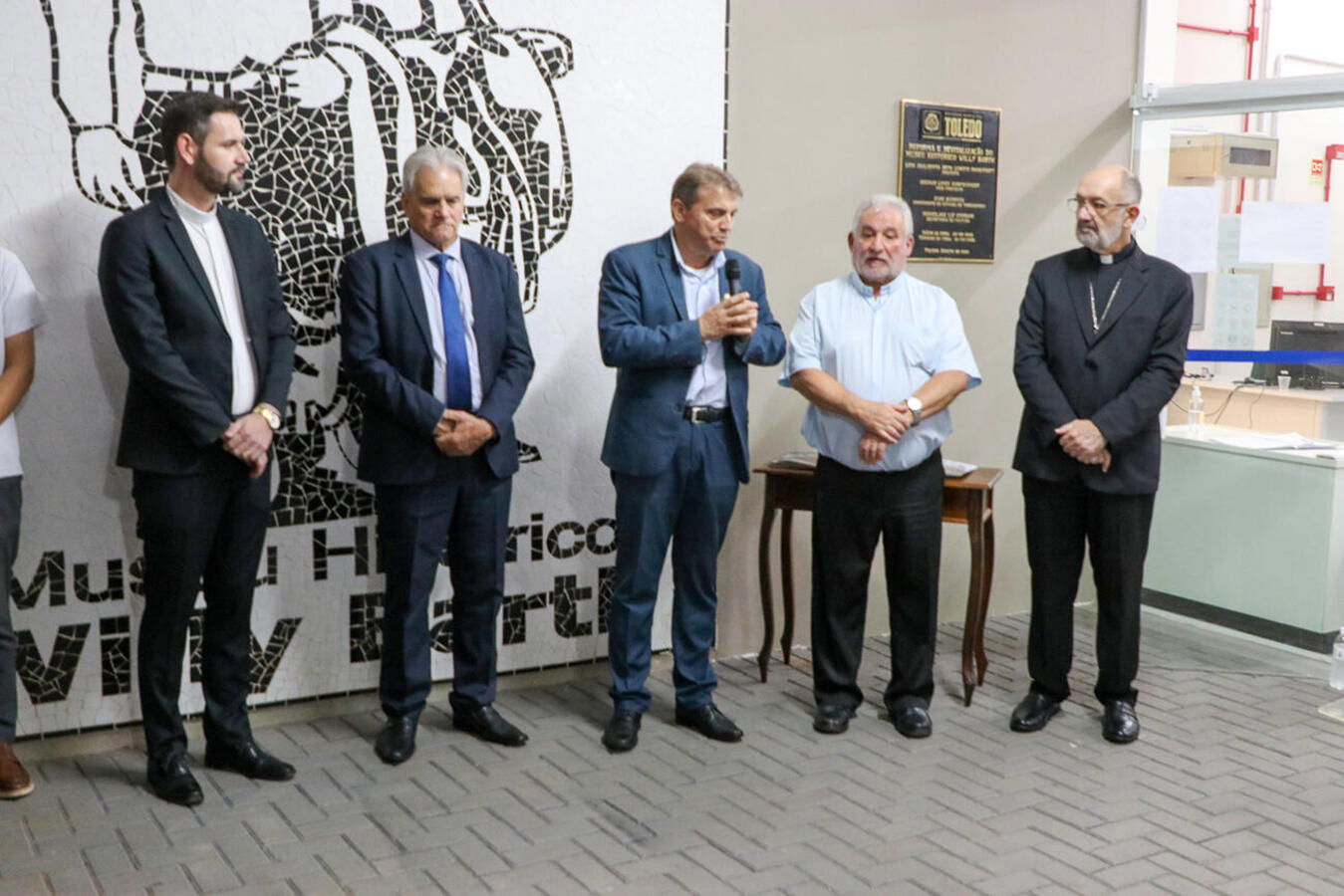 Com o título “Ontem, hoje e sempre”, a mostra apresenta elementos que marcaram os 65 anos da Diocese de Toledo; vernissage ocorreu na noite de segunda-feira (10)