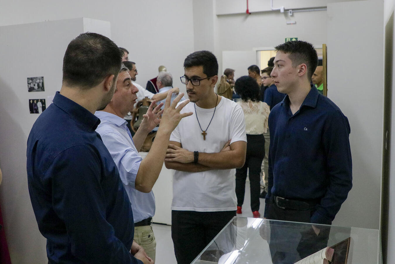 Com o título “Ontem, hoje e sempre”, a mostra apresenta elementos que marcaram os 65 anos da Diocese de Toledo; vernissage ocorreu na noite de segunda-feira (10)