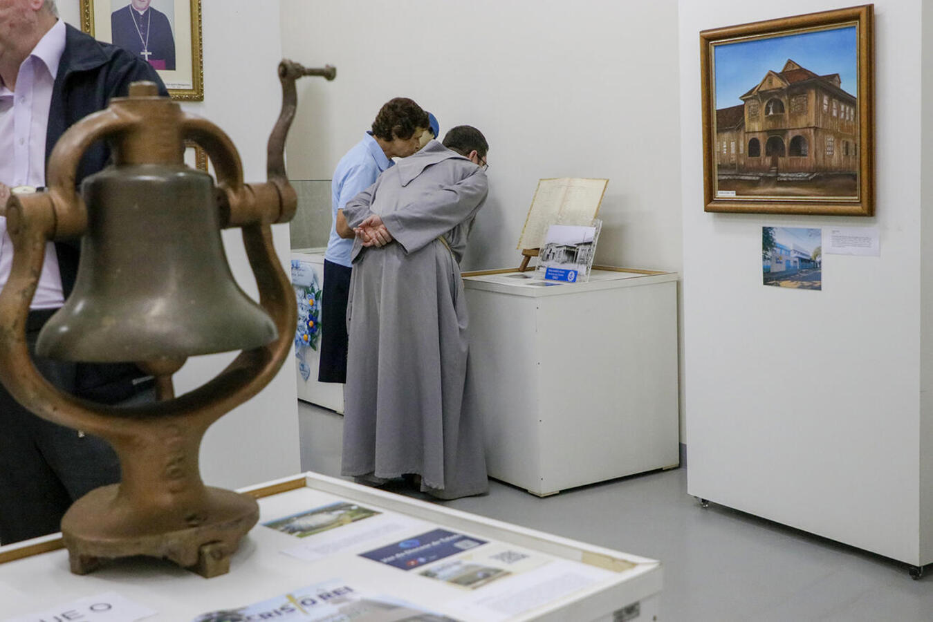 Com o título “Ontem, hoje e sempre”, a mostra apresenta elementos que marcaram os 65 anos da Diocese de Toledo; vernissage ocorreu na noite de segunda-feira (10)