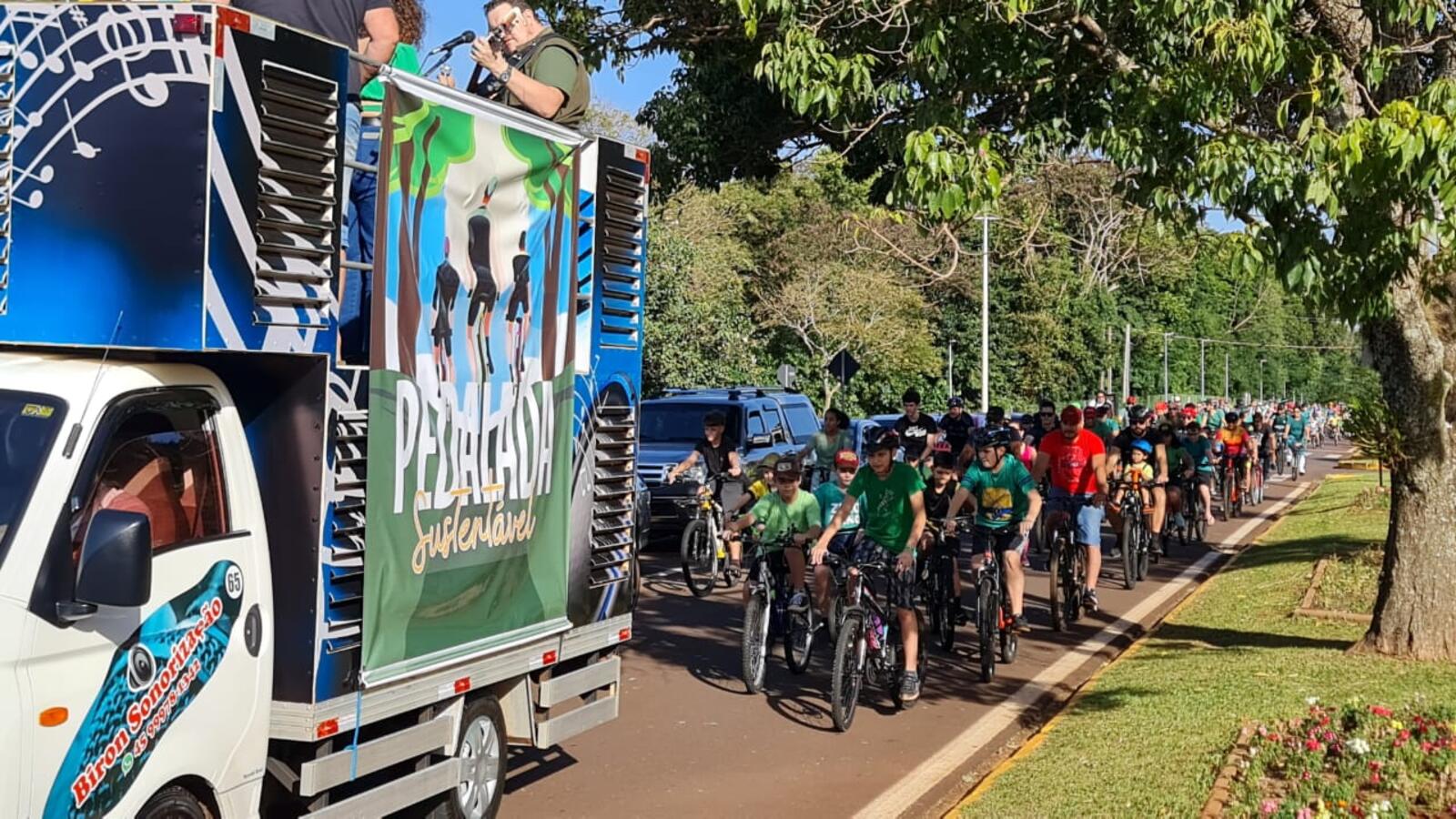 Ciclistas de todas as idades fizeram um trajeto de aproximadamente 5km da Funet até o Parque Ecológico Luiz Cláudio Hoffmann