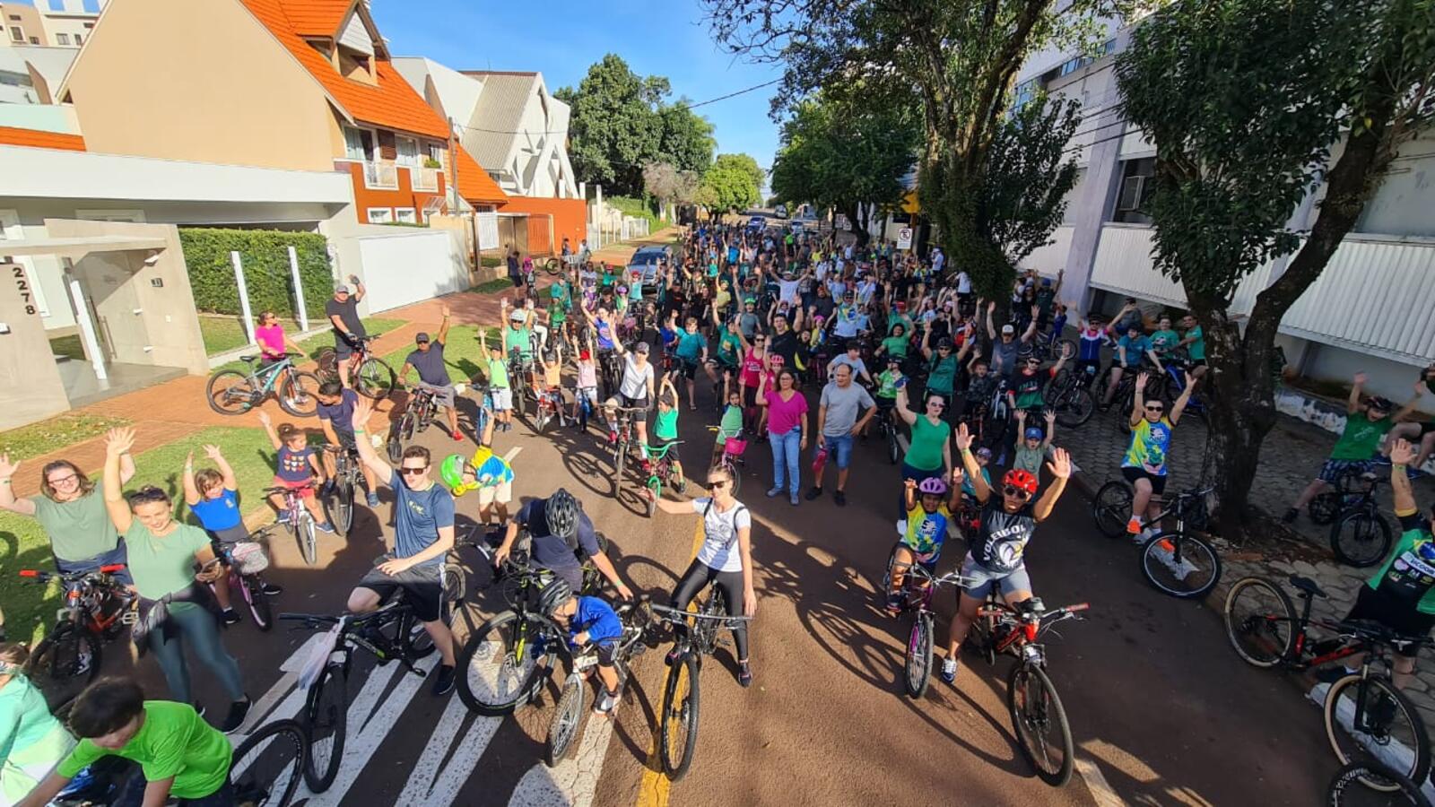 Ciclistas de todas as idades fizeram um trajeto de aproximadamente 5km da Funet até o Parque Ecológico Luiz Cláudio Hoffmann