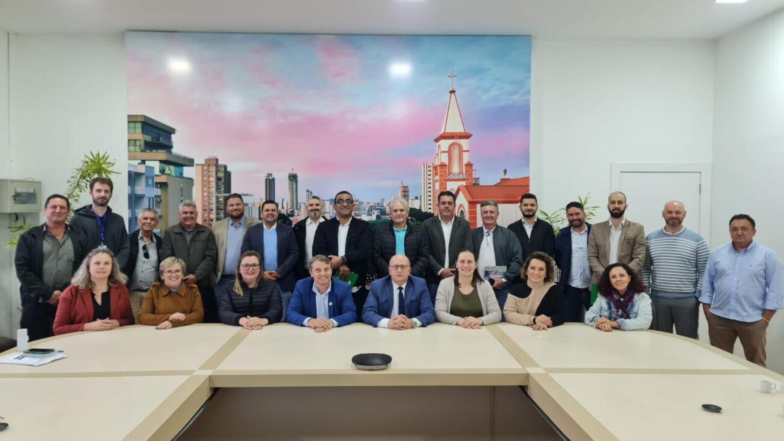 Representantes do Executivo, do Legislativo e da sociedade civil de Toledo estiveram em Chapecó nesta semana para conhecer o programa Mão Amiga