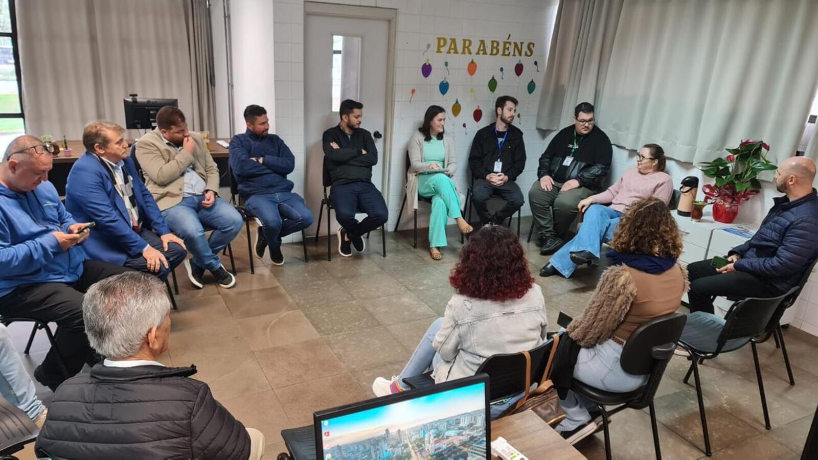 Representantes do Executivo, do Legislativo e da sociedade civil de Toledo estiveram em Chapecó nesta semana para conhecer o programa Mão Amiga