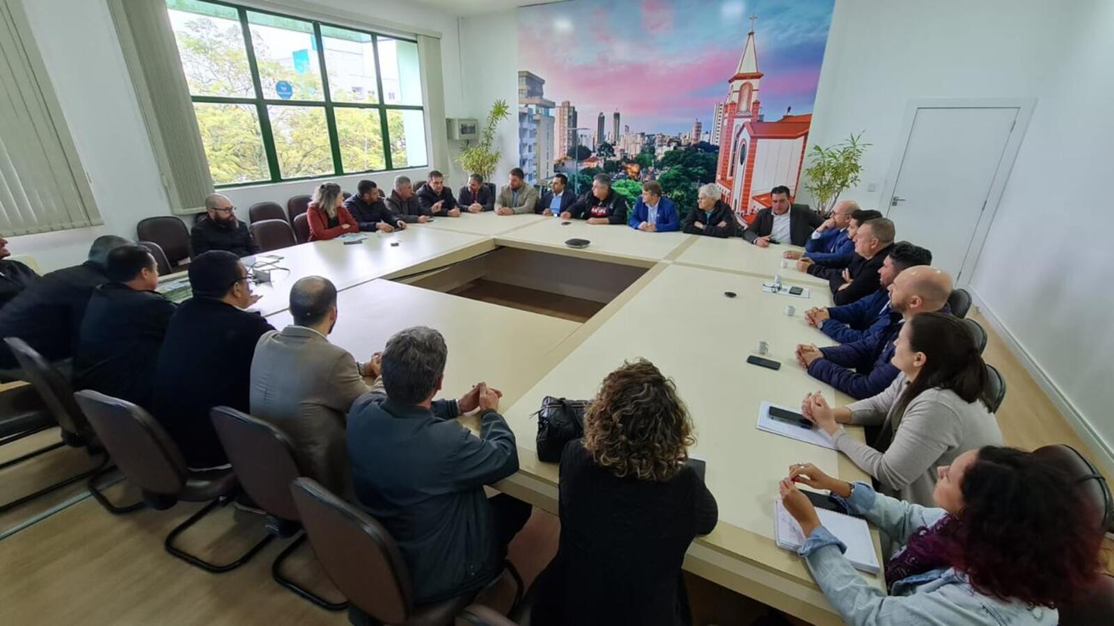 Representantes do Executivo, do Legislativo e da sociedade civil de Toledo estiveram em Chapecó nesta semana para conhecer o programa Mão Amiga