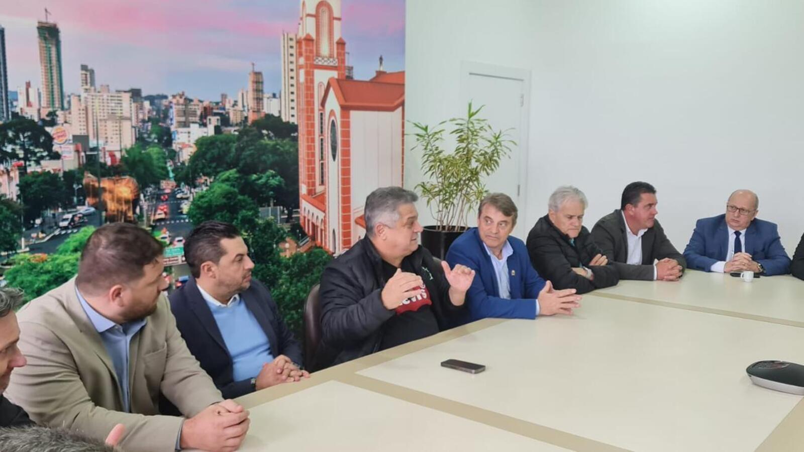 Representantes do Executivo, do Legislativo e da sociedade civil de Toledo estiveram em Chapecó nesta semana para conhecer o programa Mão Amiga