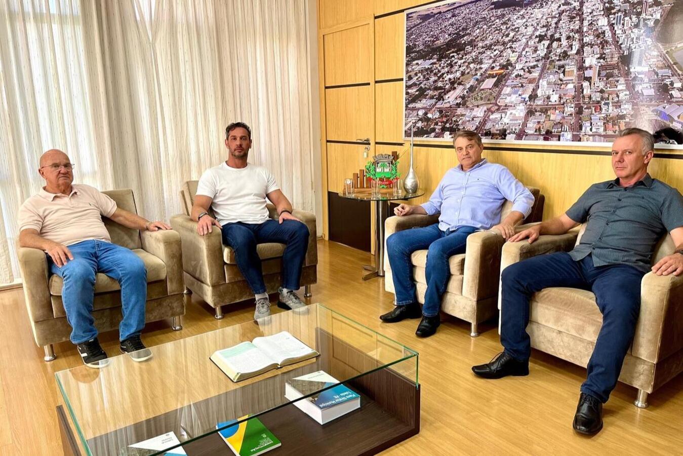 CEO e gestor local da empresa informaram ao prefeito e ao secretário da Fazenda que veículos chegam ao município até setembro, prazo definido em contrato assinado em abril