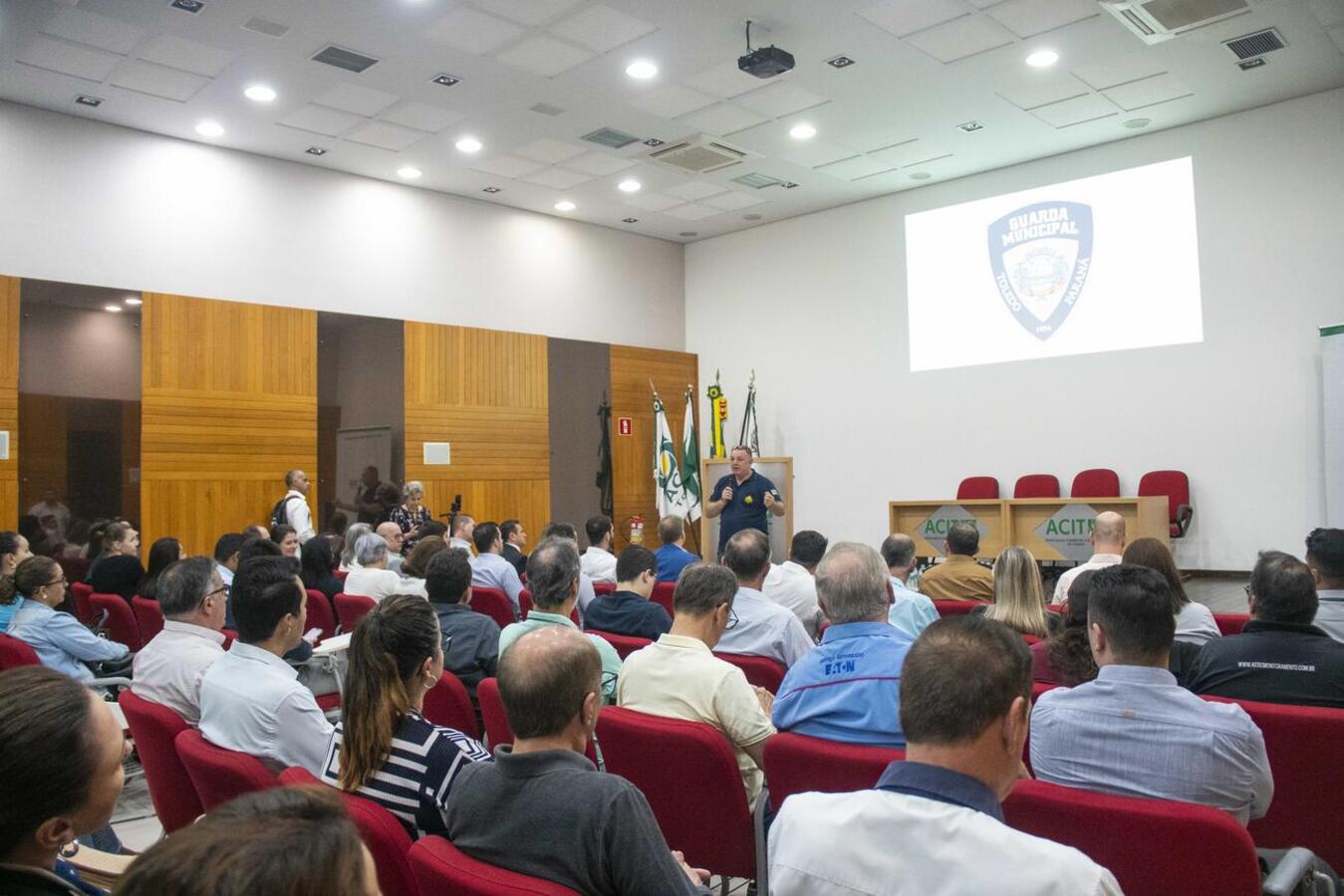 Além de ouvir demandas da sociedade civil em torno do tema, representantes do governo municipal falaram a respeito de ações junto a pessoas em situação de rua