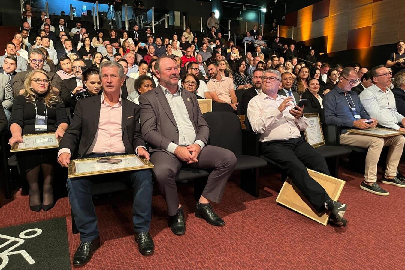 Reconhecimento ao município, que obteve 1º lugar geral entre aqueles com mais de 100 mil habitantes, foi entregue ao vice-prefeito Ademar Dorfschmidt