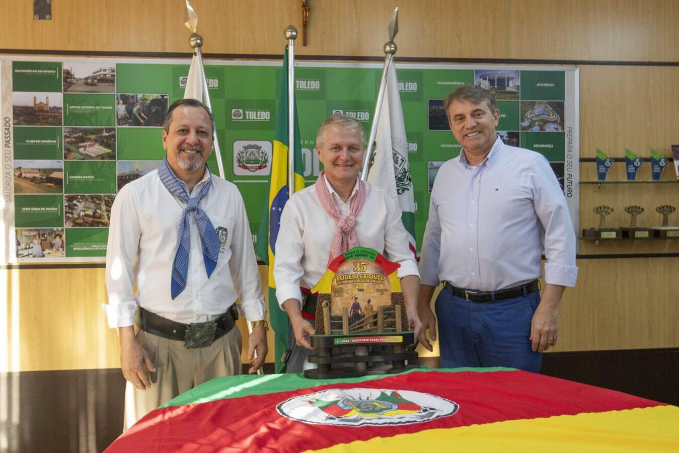 Ao lado do patrão do CTG Estância Liberdade, Gimar Dallavale falou sobre título na categoria intérprete vocal peão adulto no 35º Rodeio Internacional de Vacaria