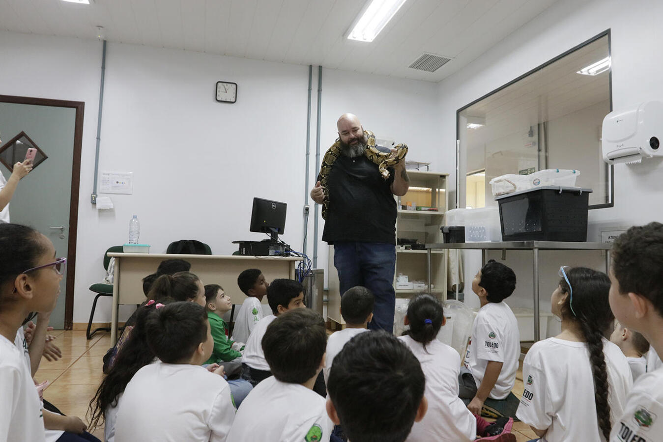 A formatura das turmas de Veterinários Mirins ficou mais dinâmica com atividades interativas em laboratórios e com animais da Clínica Veterinária da PUC-PR (Clivet)