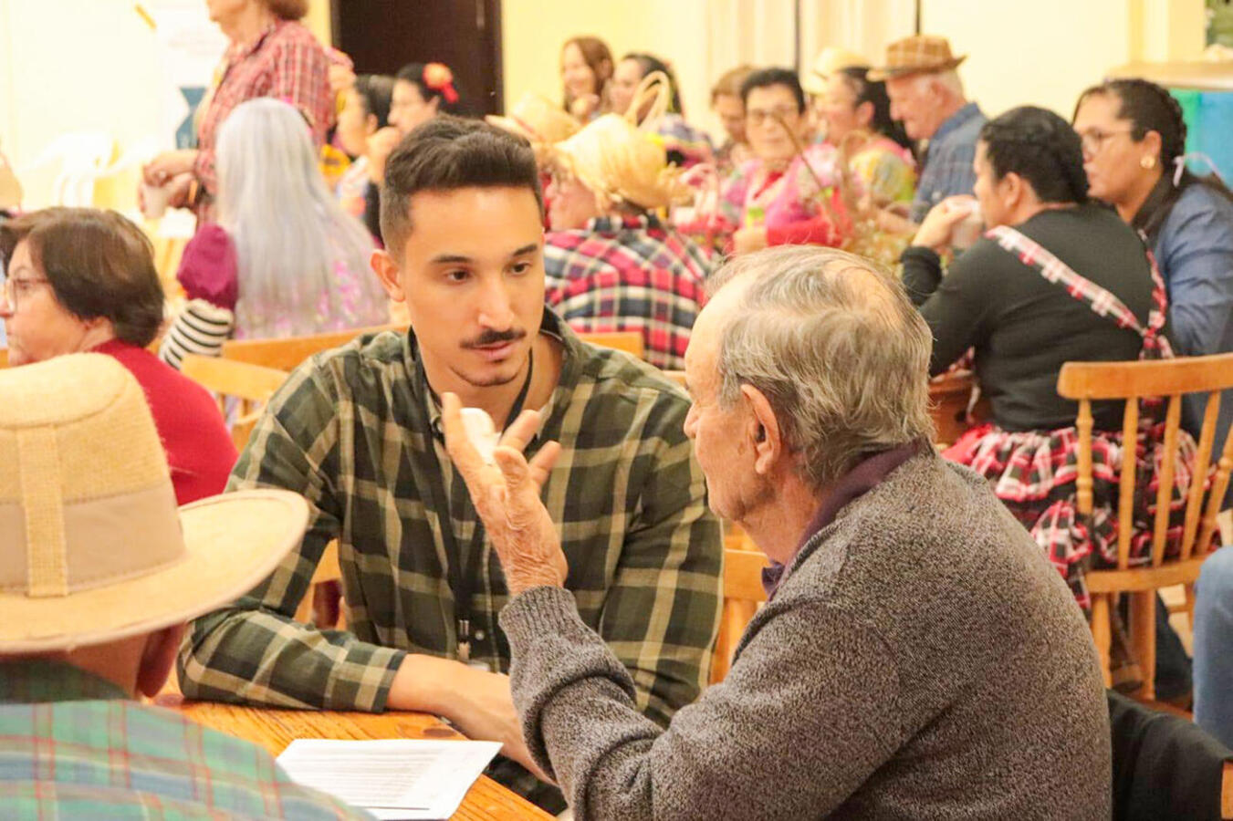 Entretenimento, orientações sobre autocuidado marcaram a festa promovida na última sexta (28/6) pela Unidade Saúde da Família no clube de idosos do distrito