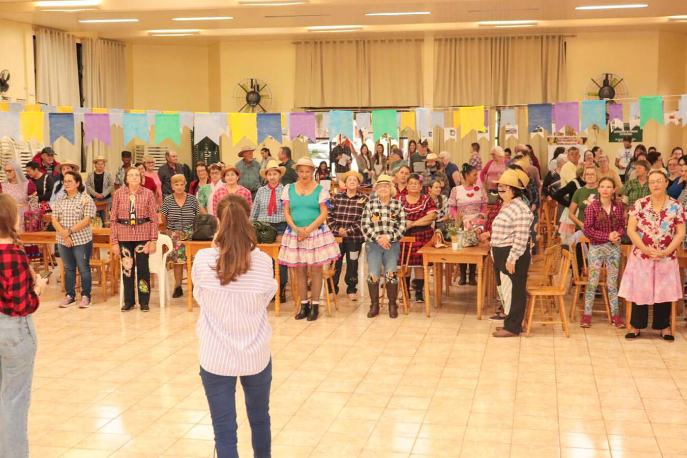 Entretenimento, orientações sobre autocuidado marcaram a festa promovida na última sexta (28/6) pela Unidade Saúde da Família no clube de idosos do distrito