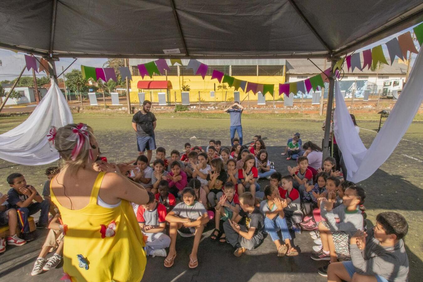 Evento promovido pelo Circo da Alegria envolveu oficinas circenses, cineminha no campo de futebol, troca de livros, declamação de poesias e apresentações artísticas