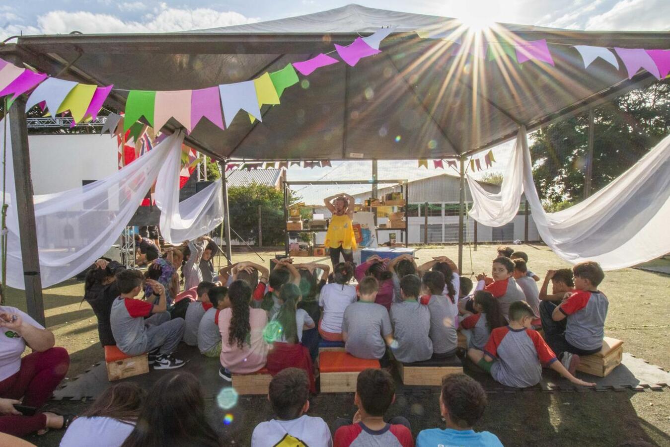 Evento promovido pelo Circo da Alegria envolveu oficinas circenses, cineminha no campo de futebol, troca de livros, declamação de poesias e apresentações artísticas