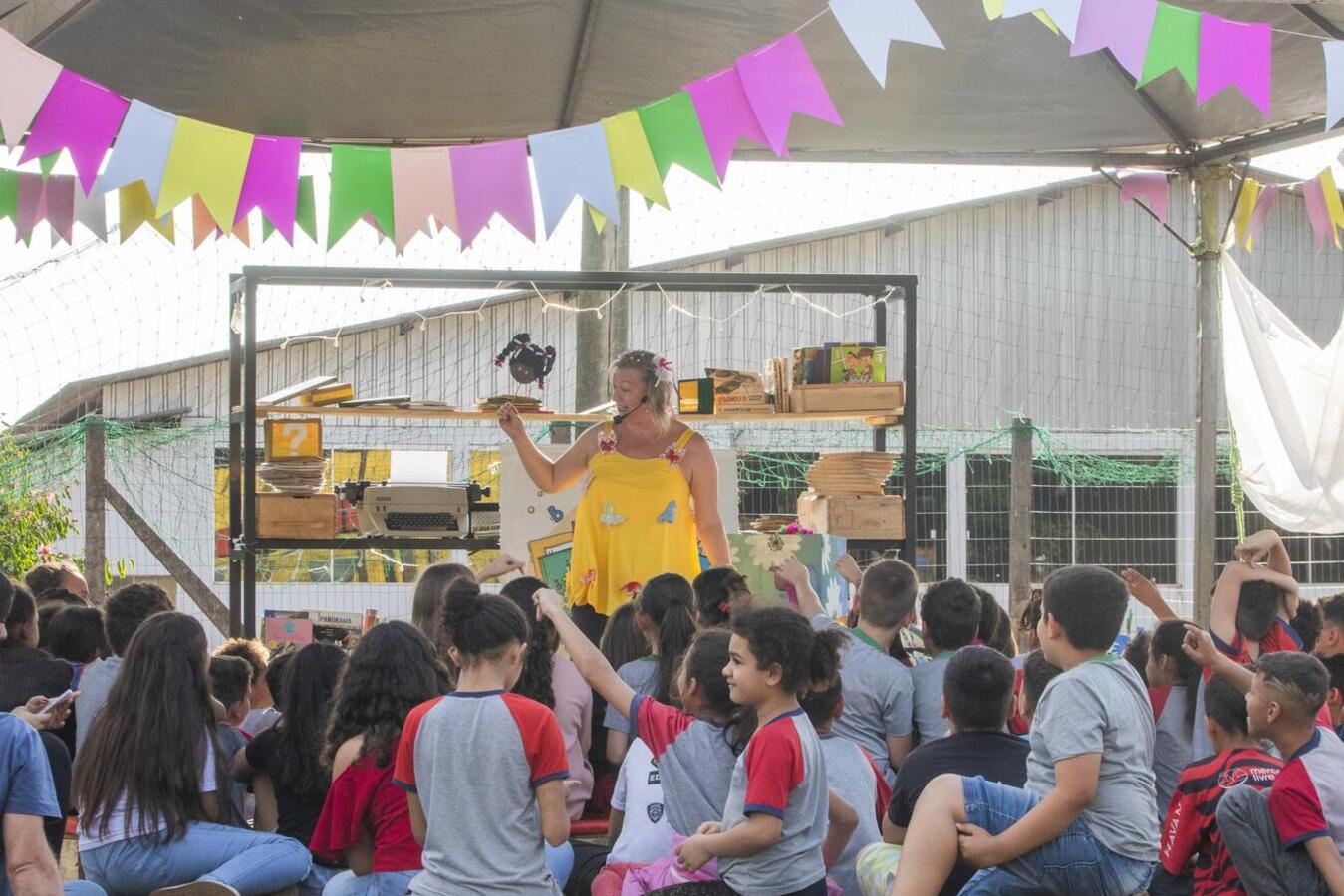 Evento promovido pelo Circo da Alegria envolveu oficinas circenses, cineminha no campo de futebol, troca de livros, declamação de poesias e apresentações artísticas