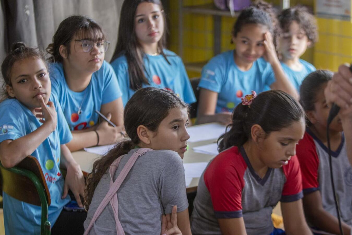 Evento promovido pelo Circo da Alegria envolveu oficinas circenses, cineminha no campo de futebol, troca de livros, declamação de poesias e apresentações artísticas