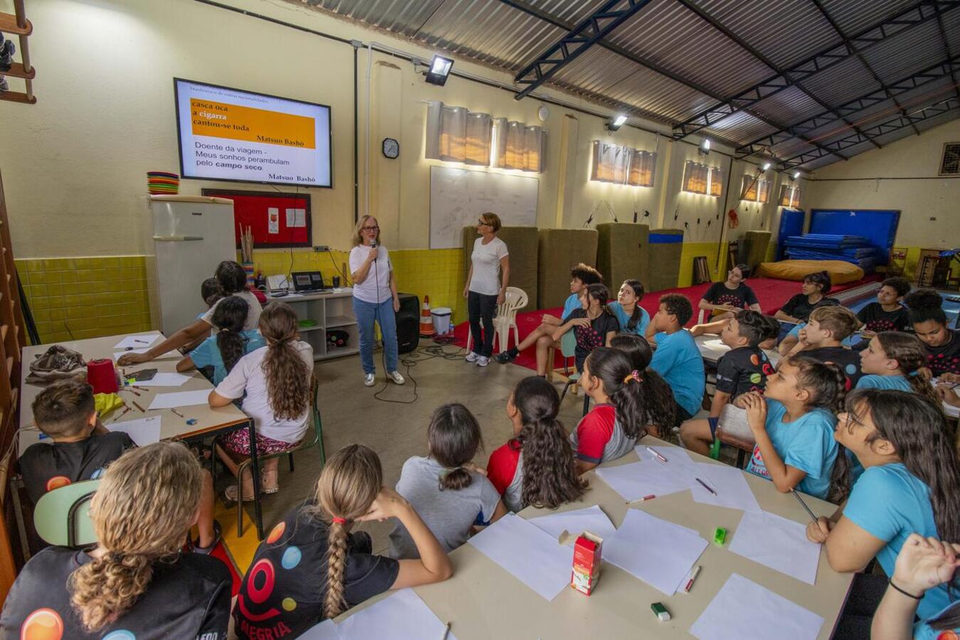 Evento promovido pelo Circo da Alegria envolveu oficinas circenses, cineminha no campo de futebol, troca de livros, declamação de poesias e apresentações artísticas