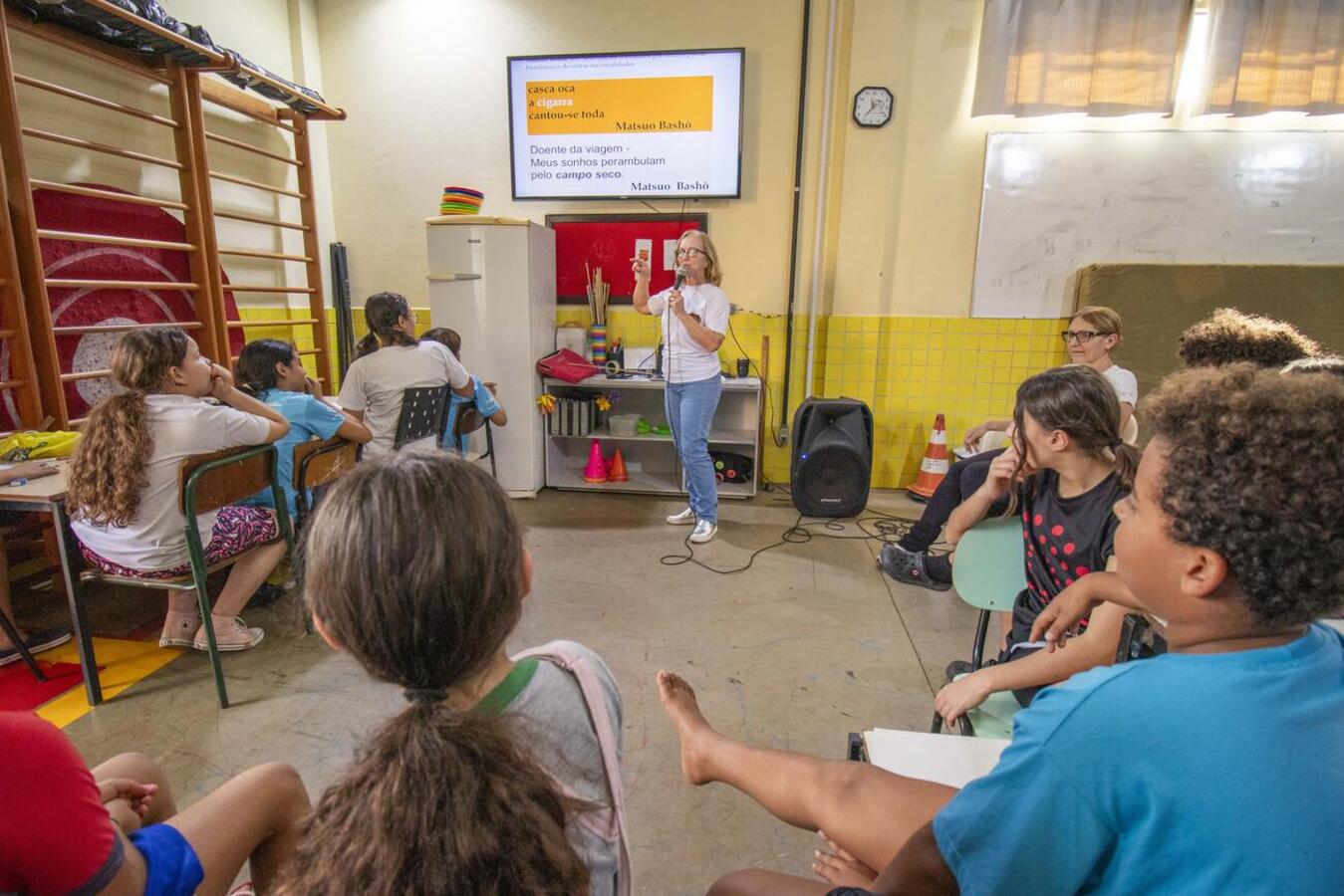 Evento promovido pelo Circo da Alegria envolveu oficinas circenses, cineminha no campo de futebol, troca de livros, declamação de poesias e apresentações artísticas