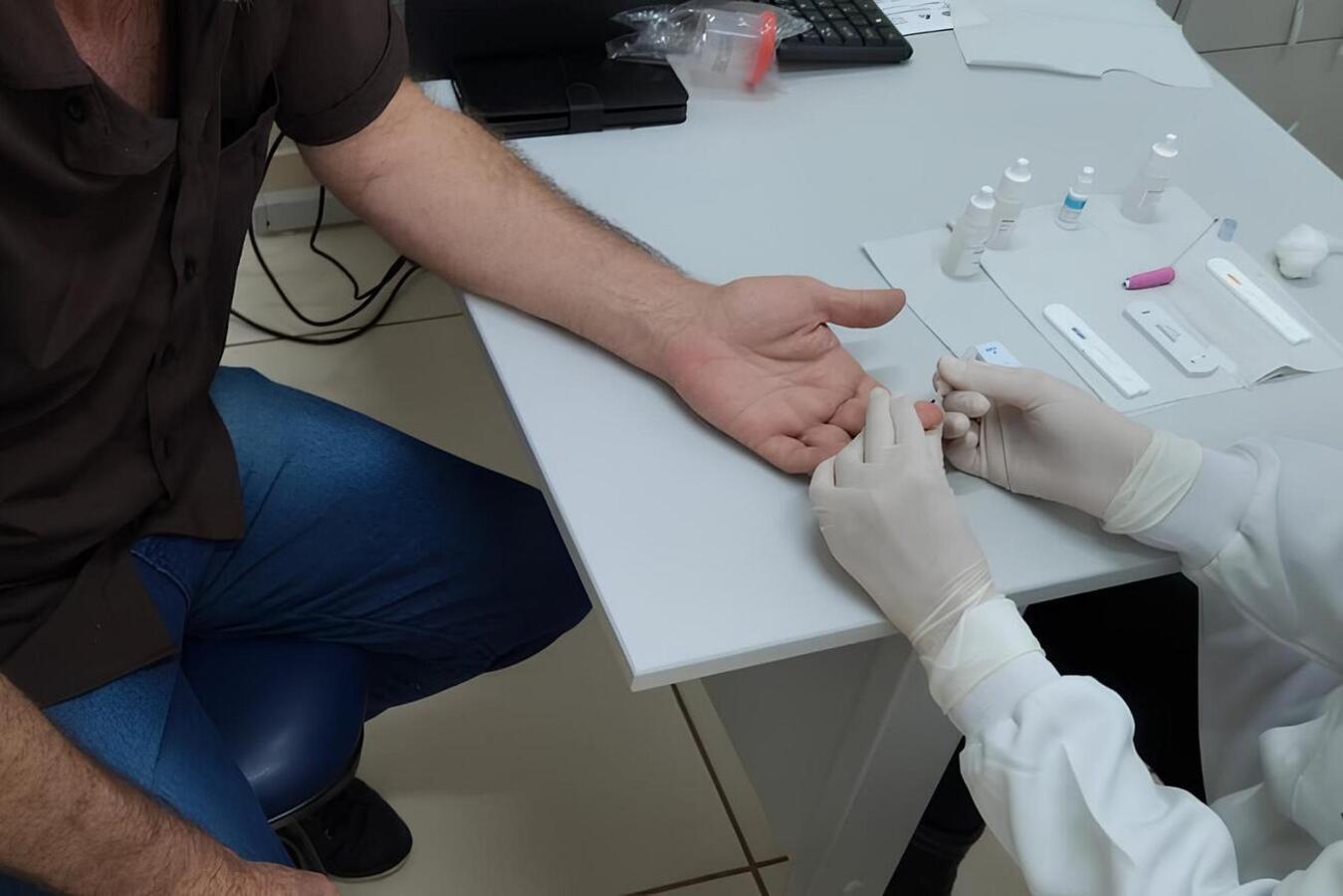 Além de prepararem decoração alusiva ao tema, UBS intensificarão, durante este mês, ações de testagem, vacinação e encaminhamentos de pacientes diagnosticados