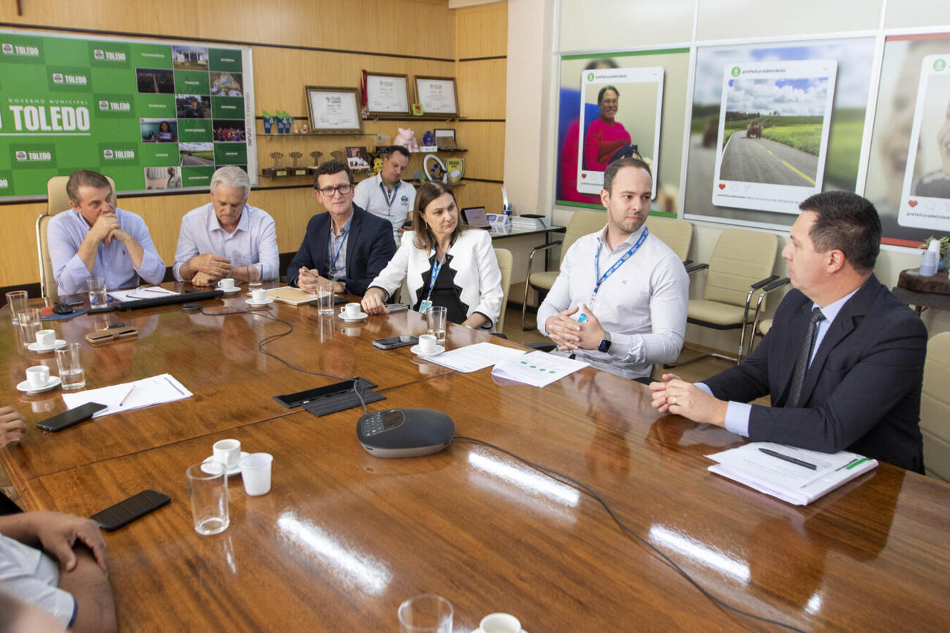 A prefeitura de Toledo recebeu nesta sexta-feira (05) o Selo Caixa Gestão Sustentável 2024. O certificado foi entregue para o prefeito Beto Lunitti em um ato simbólico na Sala de Reuniões da prefeitura por uma comitiva da Caixa Econômica. Apesar de todos os 5570 municípios brasileiros serem elegíveis, apenas Toledo atingiu a pontuação máxima e alcançou a categoria Diamante.  O superintendente de Governo do Oeste do Paraná, Mauro Luiz Misturini, disse que “esse é o reconhecimento pelo trabalho realizado. Par