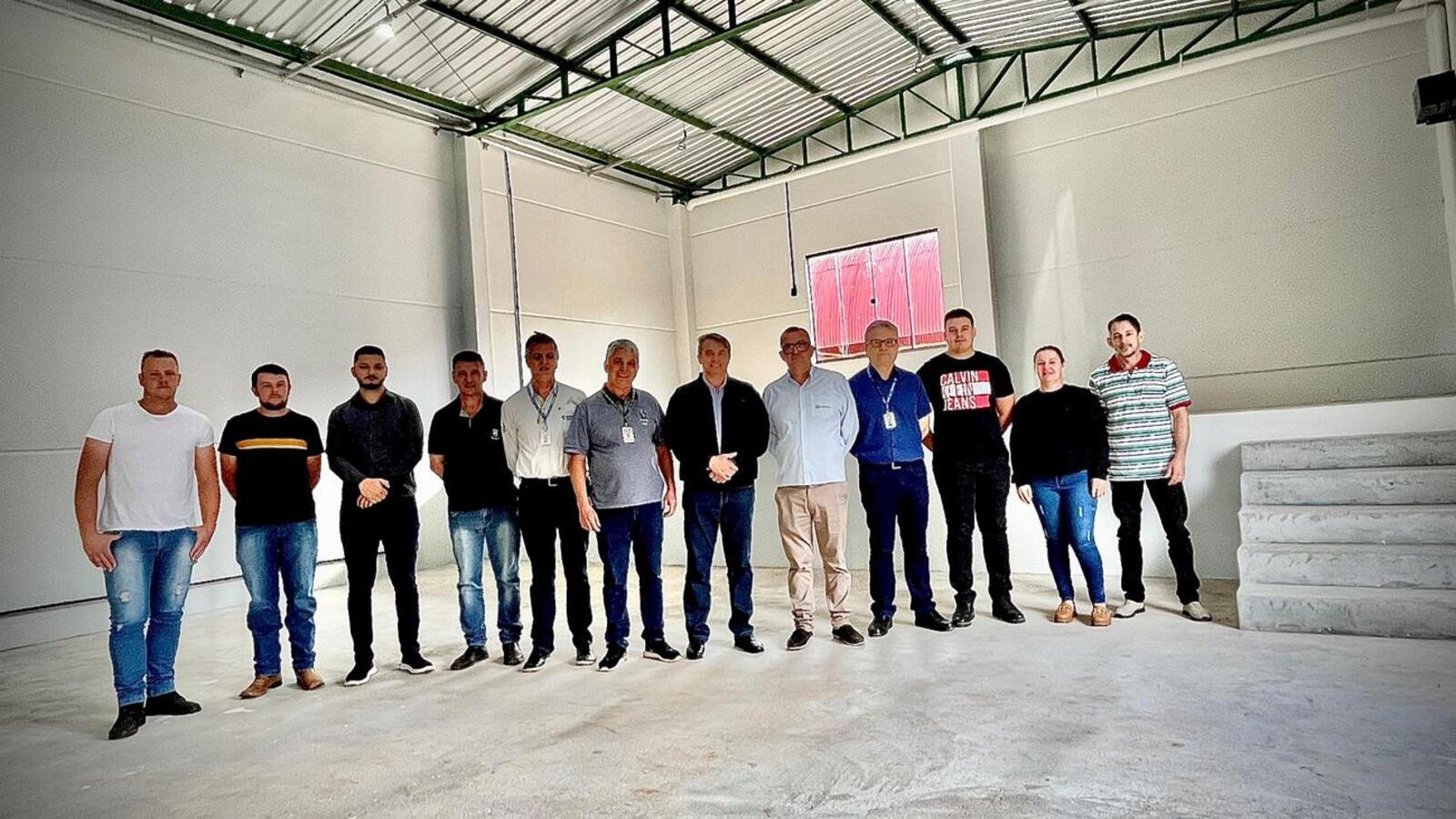 Recebidos pelos membros da entidade, representantes da Prefeitura, do Seab e do IDR conheceram as futuras instalações da Cooperativa de Agricultores Familiares de Toledo