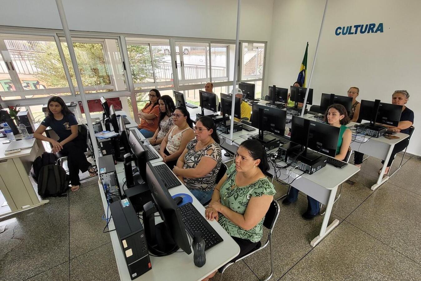 Conteúdo começou a ser ministrado na tarde desta terça-feira (8) por professores e acadêmicos da instituição de ensino superior, que é parceira da iniciativa 
