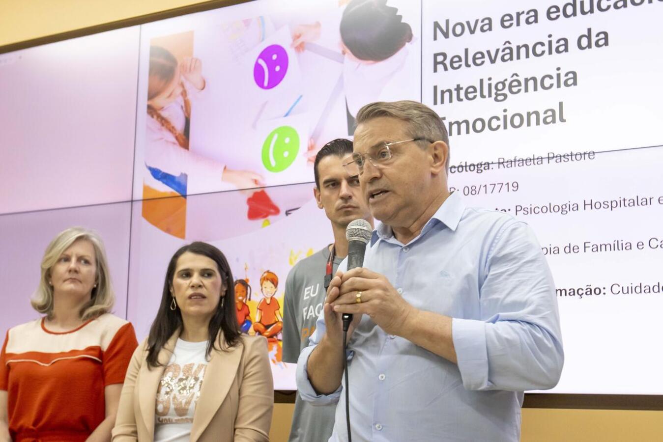 Reunião de diretores de Cmeis e escolas na manhã desta sexta (18) teve café da manhã, palestra e homenagens alusivas à data celebrada na última terça, 15/10