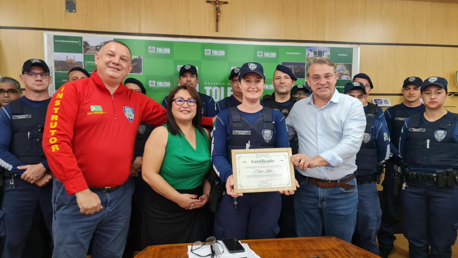 Homenagem foi entregue na manhã desta terça (29) pelo prefeito a Elaine Maria Klein, que resolveu situação de engasgo com leite de bebê com 16 dias de vida