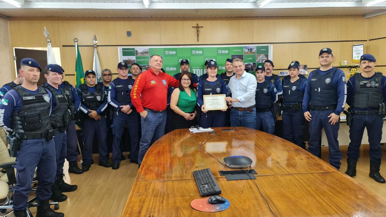 Homenagem foi entregue na manhã desta terça (29) pelo prefeito a Elaine Maria Klein, que resolveu situação de engasgo com leite de bebê com 16 dias de vida