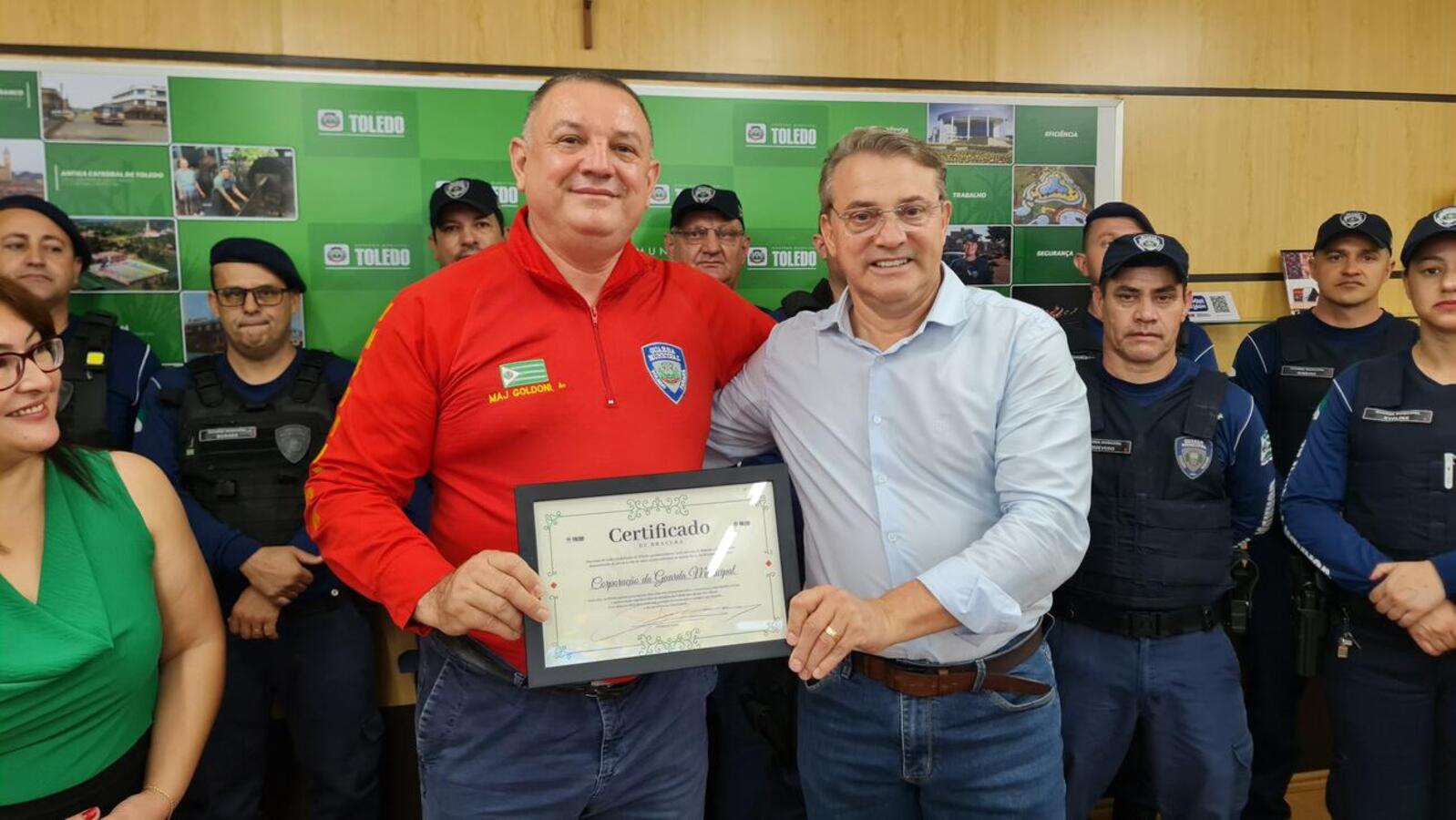 Homenagem foi entregue na manhã desta terça (29) pelo prefeito a Elaine Maria Klein, que resolveu situação de engasgo com leite de bebê com 16 dias de vida