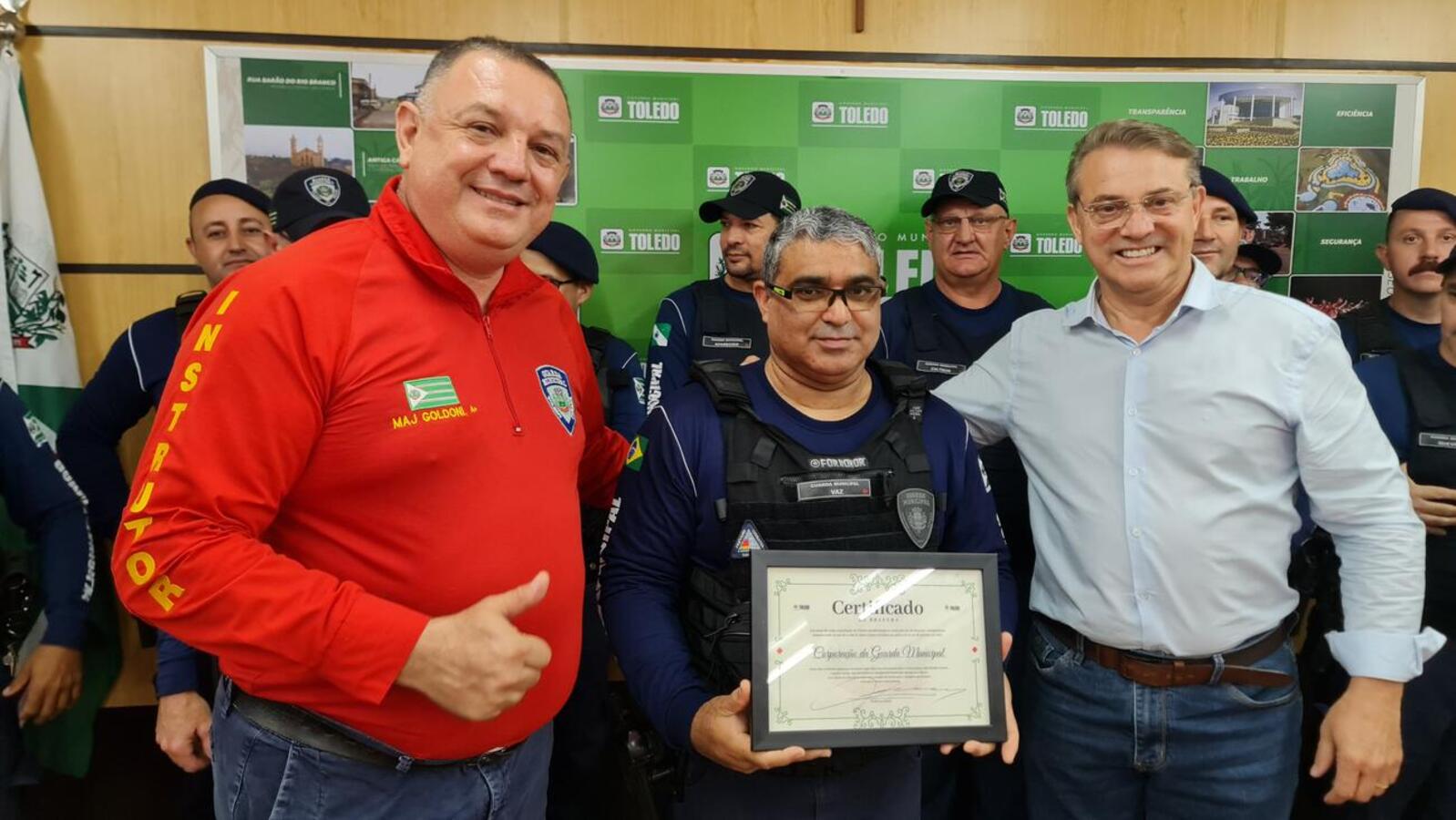Homenagem foi entregue na manhã desta terça (29) pelo prefeito a Elaine Maria Klein, que resolveu situação de engasgo com leite de bebê com 16 dias de vida