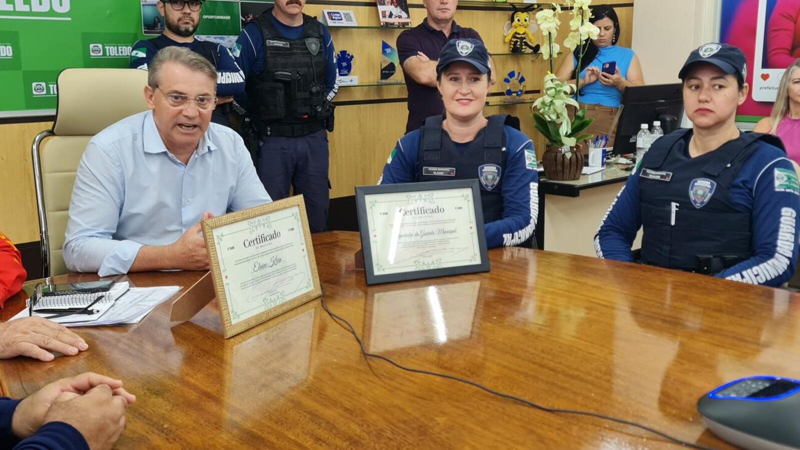 Homenagem foi entregue na manhã desta terça (29) pelo prefeito a Elaine Maria Klein, que resolveu situação de engasgo com leite de bebê com 16 dias de vida