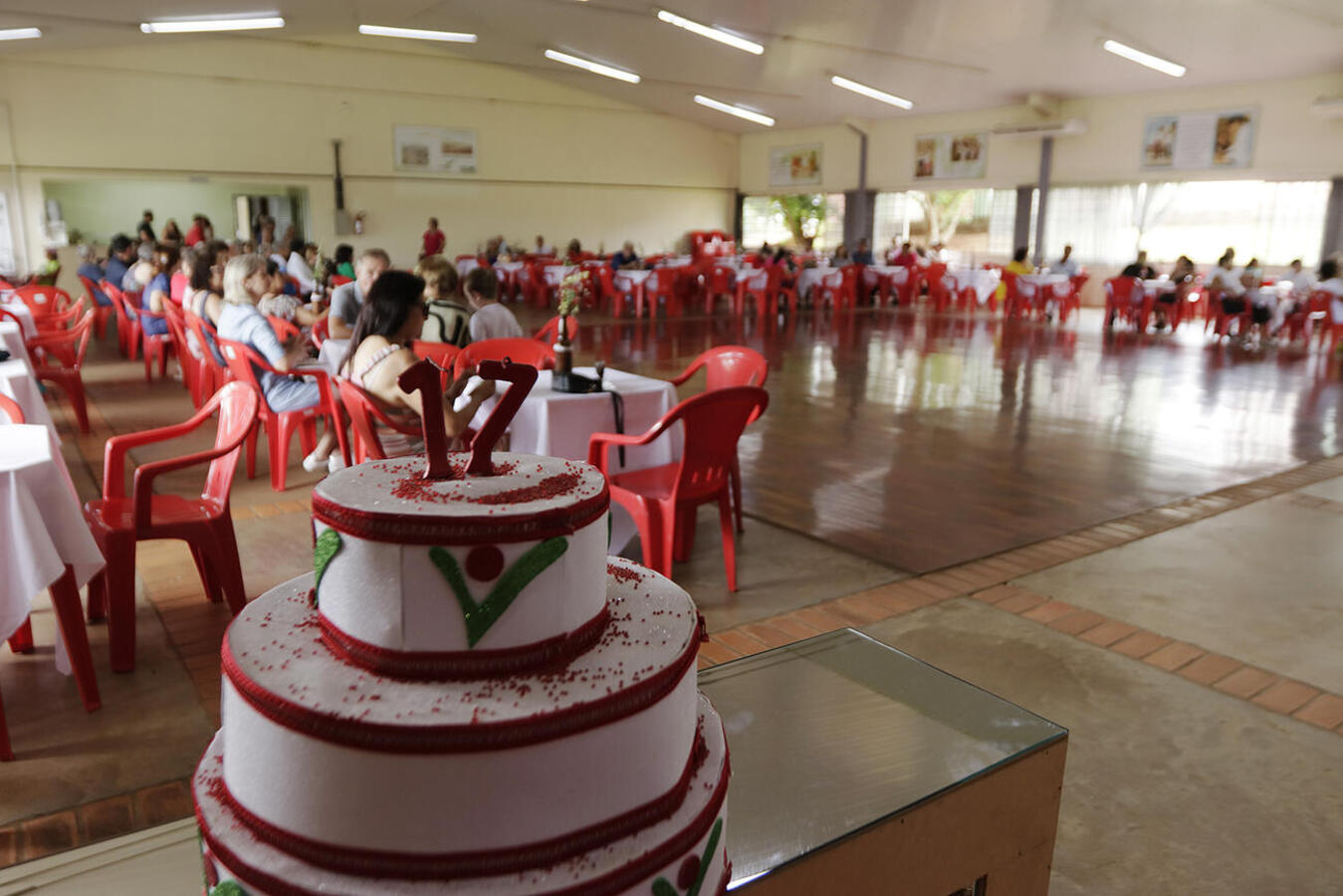 Com direito a baile, comemoração na tarde desta quinta-feira (28) foi no Salão de Festas do Centro de Revitalização da Terceira Idade Dr. Wilson Carlos Kuhn