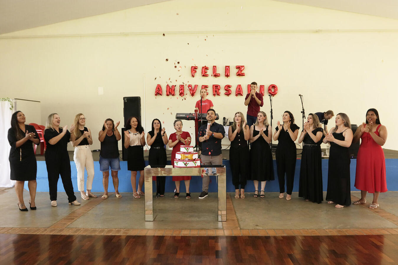 Com direito a baile, comemoração na tarde desta quinta-feira (28) foi no Salão de Festas do Centro de Revitalização da Terceira Idade Dr. Wilson Carlos Kuhn