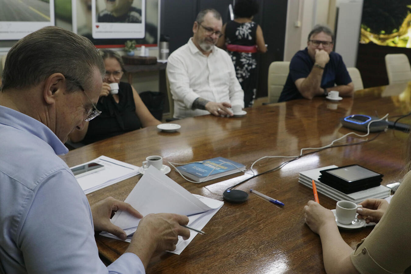 Na manhã desta quarta-feira (6), na Sala de Reuniões do Gabinete do Prefeito, Sandro Silverio, Scylas Roberto e Maria da Penha Vidal iniciaram um novo capítulo em suas vidas. O prefeito Beto Lunitti e a secretária de Recursos Humanos, Marta Fath, recepcionaram os servidores e assinaram as portarias de suas aposentadorias. O prefeito Beto Lunitti lembrou que esta formalidade é um momento para agradecer os servidores por tantos anos contribuindo com o município e também marcando a vida de inúmeras pessoas; em