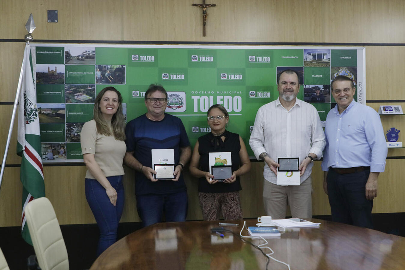 Na manhã desta quarta-feira (6), na Sala de Reuniões do Gabinete do Prefeito, Sandro Silverio, Scylas Roberto e Maria da Penha Vidal iniciaram um novo capítulo em suas vidas. O prefeito Beto Lunitti e a secretária de Recursos Humanos, Marta Fath, recepcionaram os servidores e assinaram as portarias de suas aposentadorias. O prefeito Beto Lunitti lembrou que esta formalidade é um momento para agradecer os servidores por tantos anos contribuindo com o município e também marcando a vida de inúmeras pessoas; em
